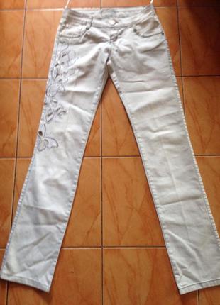 Летние джинсы с апликацией1 фото