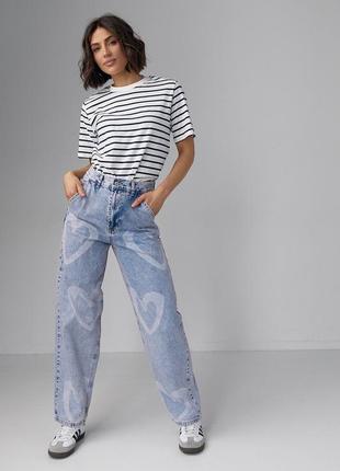 Женские джинсы с принтом в форме сердца4 фото