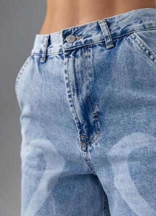 Женские джинсы с принтом в форме сердца5 фото