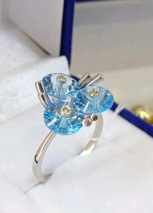 Золоте кільце з блакитними топазами та діамантами4 фото