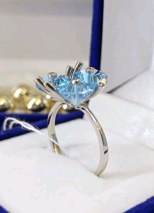 Золоте кільце з блакитними топазами та діамантами5 фото