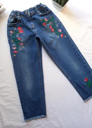 Укороченные джинсы с вышивкой