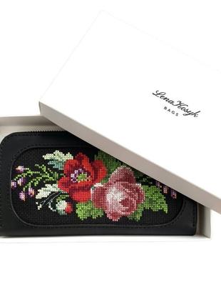 Шкіряний жіночий гаманець з вишивкою ручної роботи3 фото