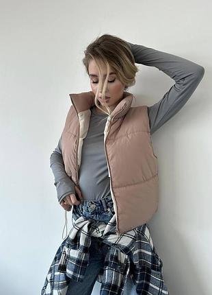 Базовая однотонная укороченная жилетка без капишона
