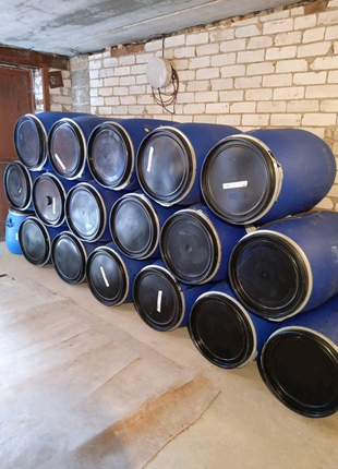 Продам пластикові бочки на 220л. з під емульсійних фарб