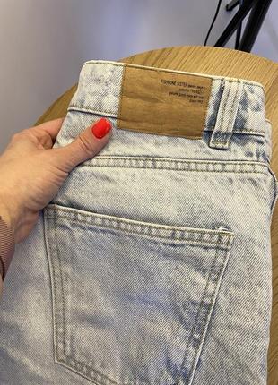 Светлые джинсы mom с потертостями5 фото