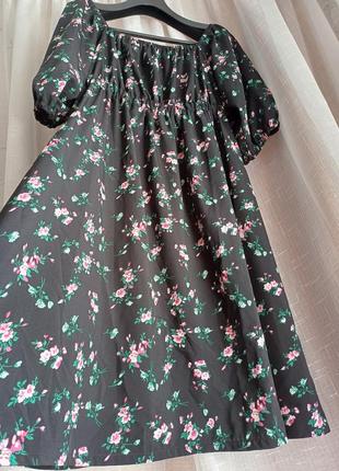 Платье модного фасона. черная в розовые цветы.6 фото