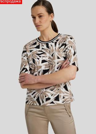 Шикарная женская футболка с цветочным узором черного цвета marc cain sports.3 фото