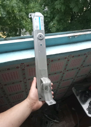 Стійка кріплення радіатора центральна ec7 ec7rv geely 10620033120