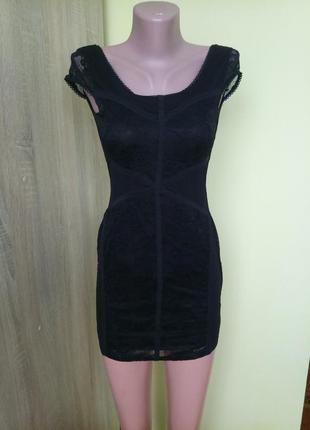 Маленьке чорне плаття