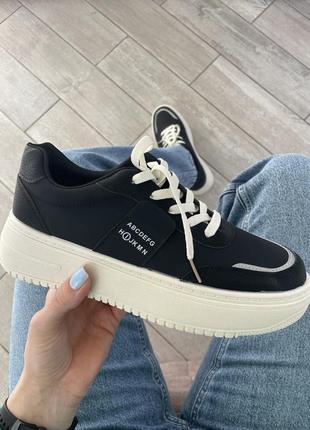 Молодежные кроссовки кожзаменитель черно бежевые