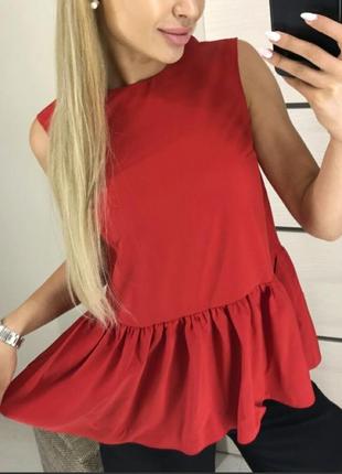 Червона блуза з воланом