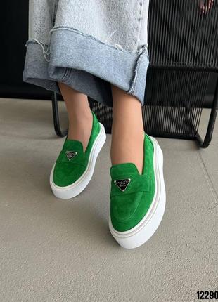 Зелені натуральні замшеві туфлі лофери сліпони на товстій білій підошві замша2 фото