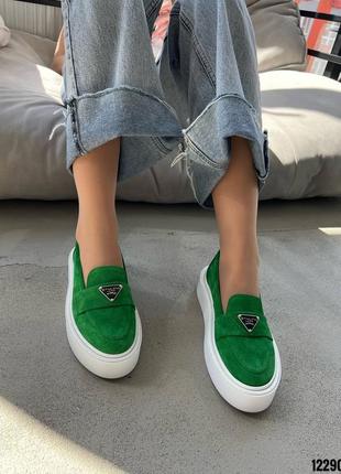 Зелені натуральні замшеві туфлі лофери сліпони на товстій білій підошві замша3 фото
