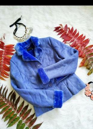 Теплий піджак на гудзики під замш з штучним хутром.