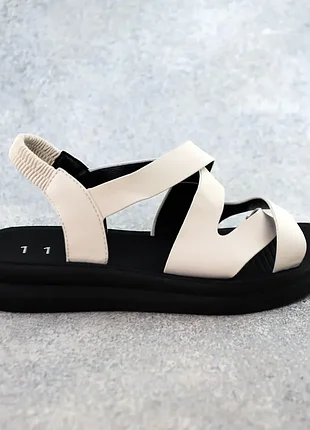 Стильні бежеві комфортні жіночі сандалі на резинці,на плоскій підошві,шкіряні(екошкіра) на літо