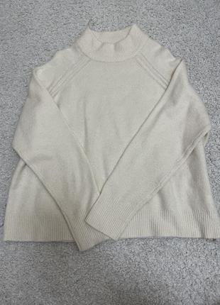 Молочный свитер oversize