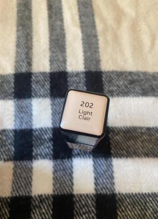 Жидкий консилер 202 light/clair shiseido корректор synchro skin self-refreshing concealer6 фото