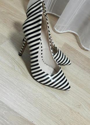 Туфлі-лодочки на високому каблуці смугасті dorothy perkins 37р.