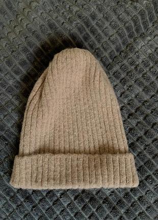 Легкая женская шапка