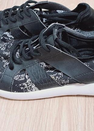 Кросівки в сітку зміїний принт