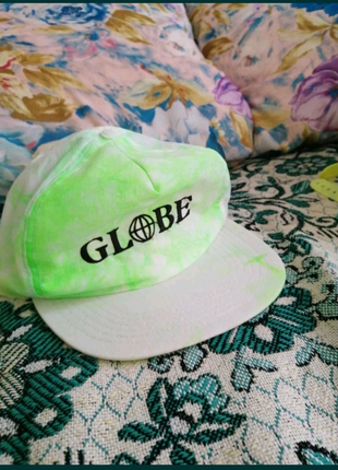 Яскраво зелені і якісні кепки.