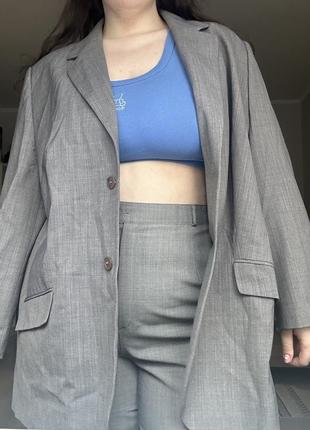 Серый брючный костюм