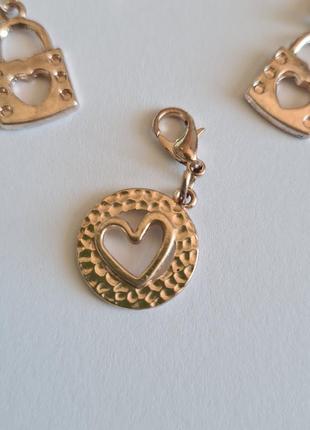 Подвеска украшение золотистое на карабине