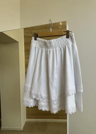 Трендовая белая юбка