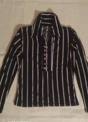 Елегантна чорно-біла блуза/топ essnce в смужку з принтом на гачках спереду  з коміром " пітер пен"3 фото