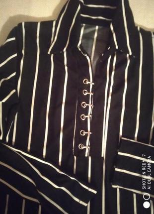 Элегантная черно-белая блуза/топ essnce в полоску с принтом на крючках спереди с воротником "питтер пин"5 фото