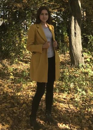 Пальто красивого гірчичного кольору