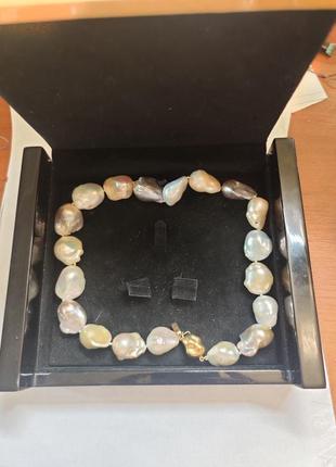 Буси з великих барильних перлів із золотою застібкою