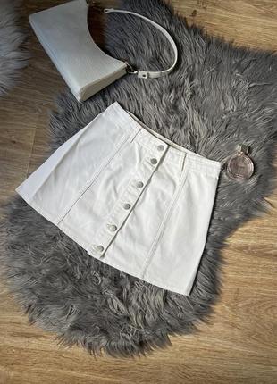 Стильная короткая джинсовая юбка юбка на пуговицах.