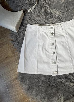 Стильная короткая джинсовая юбка юбка на пуговицах.2 фото