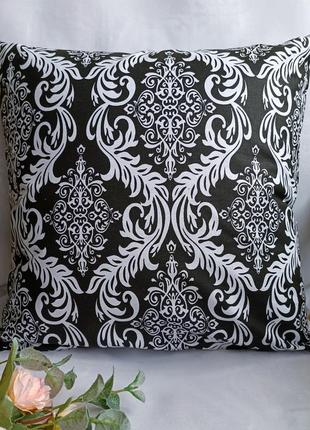 Наволочка 45*45 черно белая с вензелями для постели