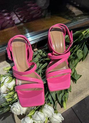 Очень красивые кожаные босоножки