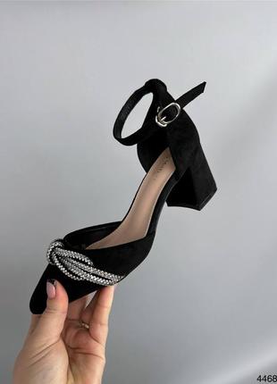 Черные женские туфли на маленьком каблуке каблуке с серебряным бантиком с ремешком8 фото