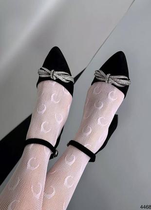 Черные женские туфли на маленьком каблуке каблуке с серебряным бантиком с ремешком4 фото