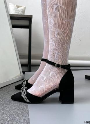Черные женские туфли на маленьком каблуке каблуке с серебряным бантиком с ремешком10 фото