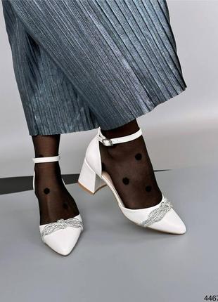 Открытые туфли с т - образным ремешком на низких каблуках белые2 фото