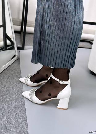 Открытые туфли с т - образным ремешком на низких каблуках белые3 фото