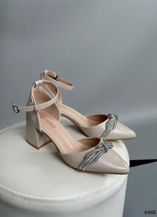 Бежевые женские туфли на маленьком каблуке каблуке с серебряным бантиком с ремешком9 фото