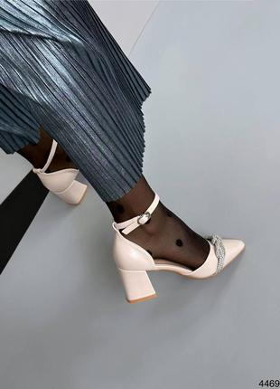 Бежевые женские туфли на маленьком каблуке каблуке с серебряным бантиком с ремешком8 фото