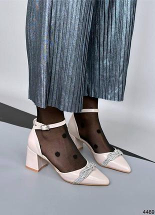 Бежевые женские туфли на маленьком каблуке каблуке с серебряным бантиком с ремешком2 фото