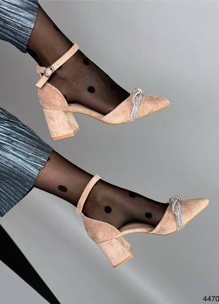 Бежевые женские туфли на маленьком каблуке каблуке с серебряным бантиком с ремешком5 фото
