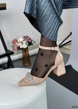 Бежевые женские туфли на маленьком каблуке каблуке с серебряным бантиком с ремешком4 фото