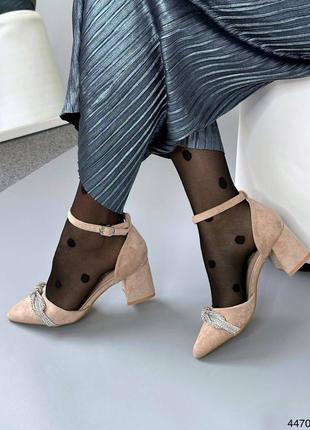Бежевые женские туфли на маленьком каблуке каблуке с серебряным бантиком с ремешком10 фото