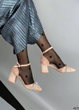 Бежевые женские туфли на маленьком каблуке каблуке с серебряным бантиком с ремешком7 фото
