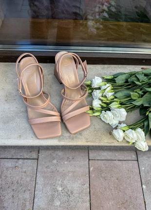 Трендовые кожаные босоножки